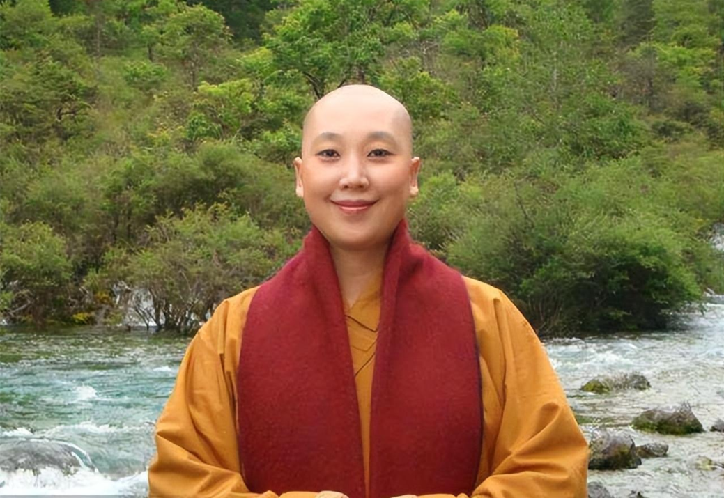2000年，姜昆在美国偶遇削发为尼的李娜，他问：你怎么出家做尼姑了？
李娜：我没