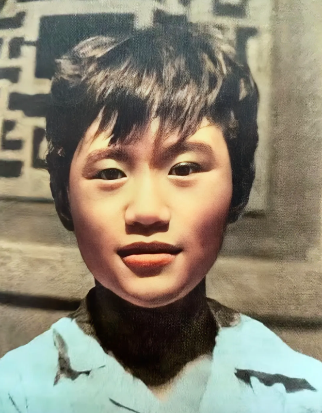这是一位老艺术家小时的照片。从面相上看，变化真的不大。他是谁呢？
他本名张学景。