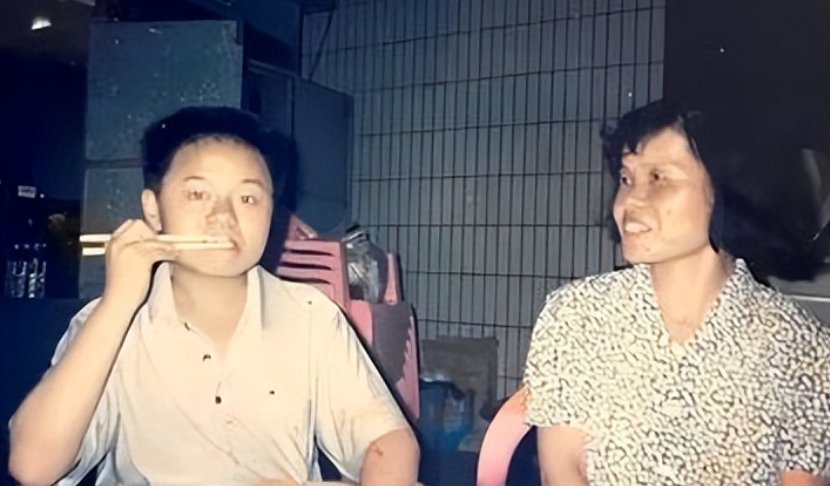 魏永康曾是“神童”，17 岁便踏入大学校门，承载诸多期待。成长中母亲过度管控。可