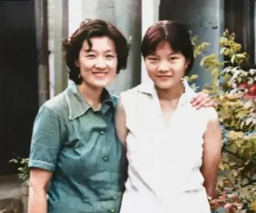 踏入1980年代，一张照片悄然定格了一段珍贵的时光。彼时，章含之的女儿洪晃刚满1