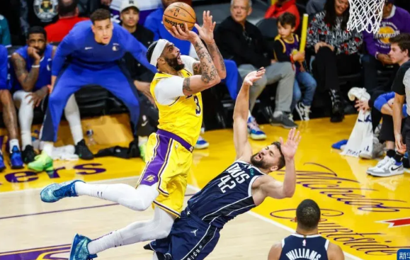 如果和东契奇互换的是詹姆斯

如果是东契奇和詹姆斯互换

湖人：东眉芬范里

独