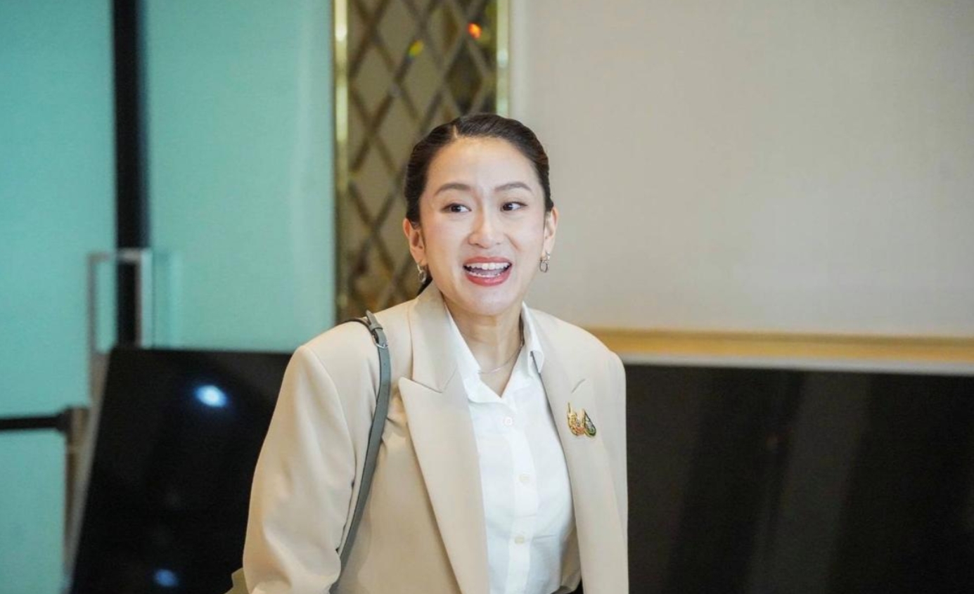 泰国总理佩通坦是华裔，祖籍广东梅州，完全就是中国人的长相。