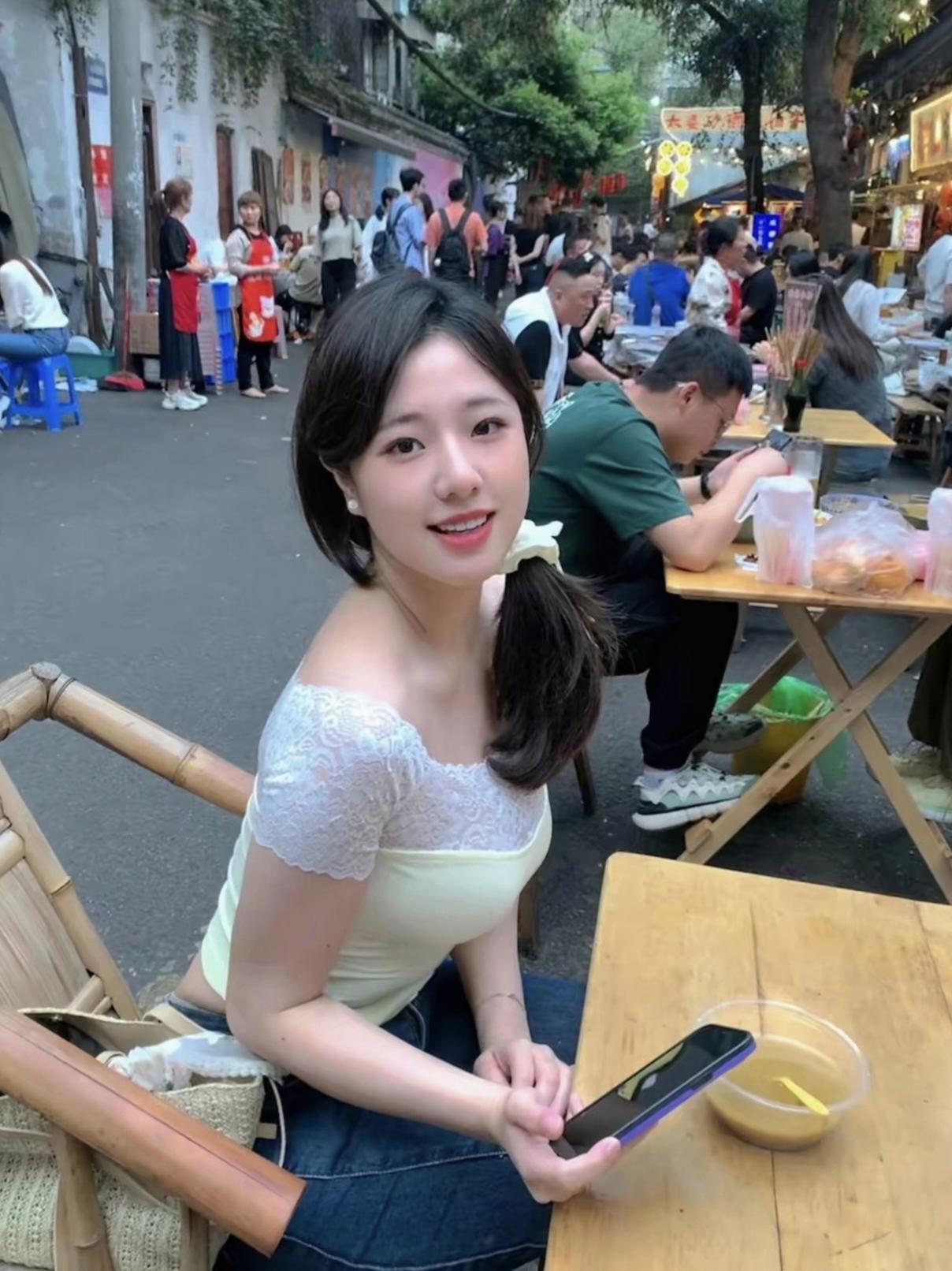 同学聚会上，一名女同学主动坐在我的旁边跟我攀谈，酒过三巡后，她提出问我借2000