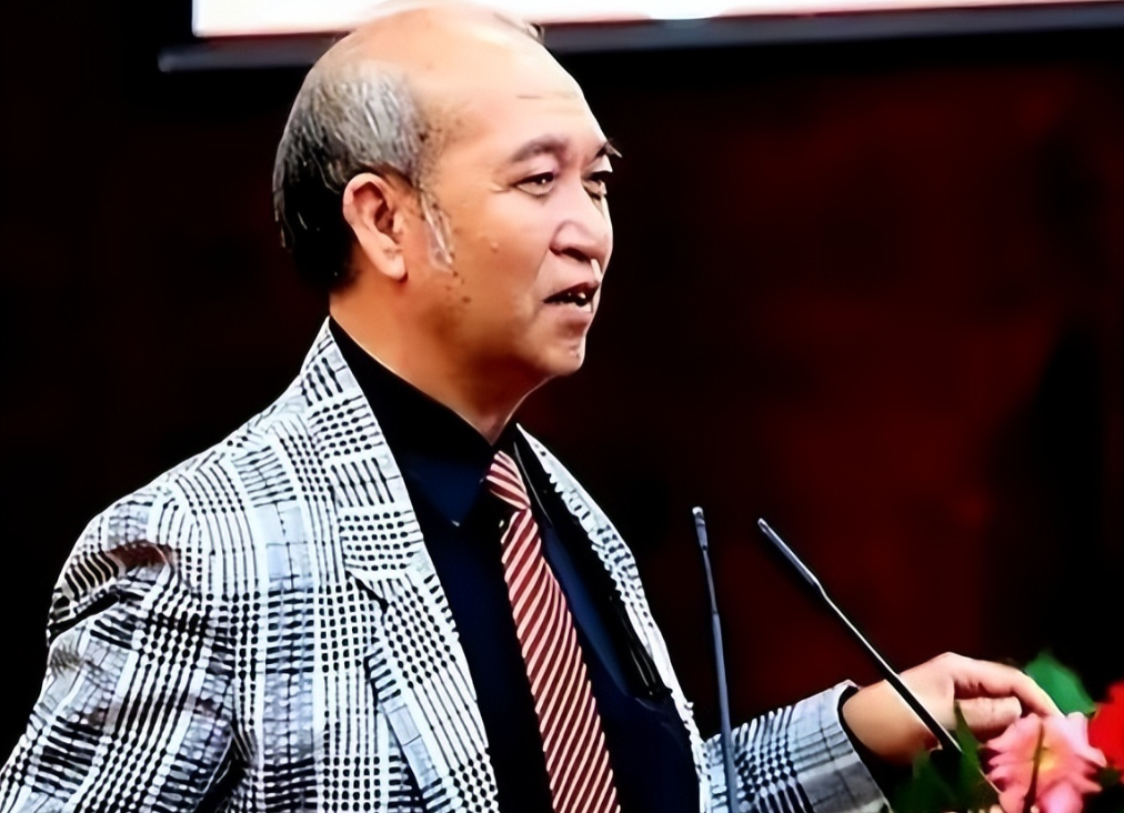 1991年，中国小伙赵泰来加入英国国籍。他放弃亿万家产，每天在街头翻捡垃圾，耗时