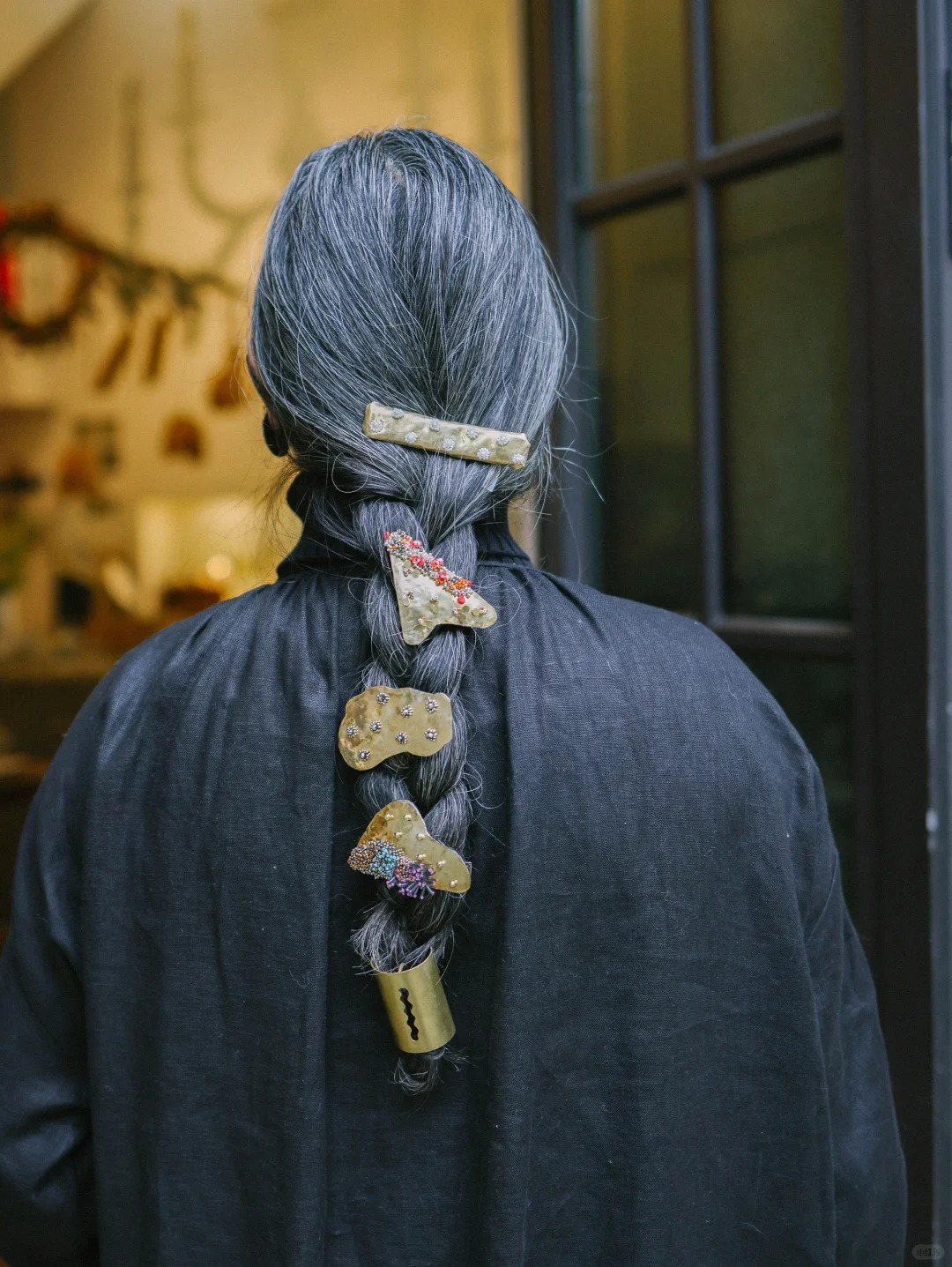 爱马仕富婆的头发玩法儿🐎
最近被爱马仕秀场的那对儿印度姐妹花刷屏了
我觉得太可