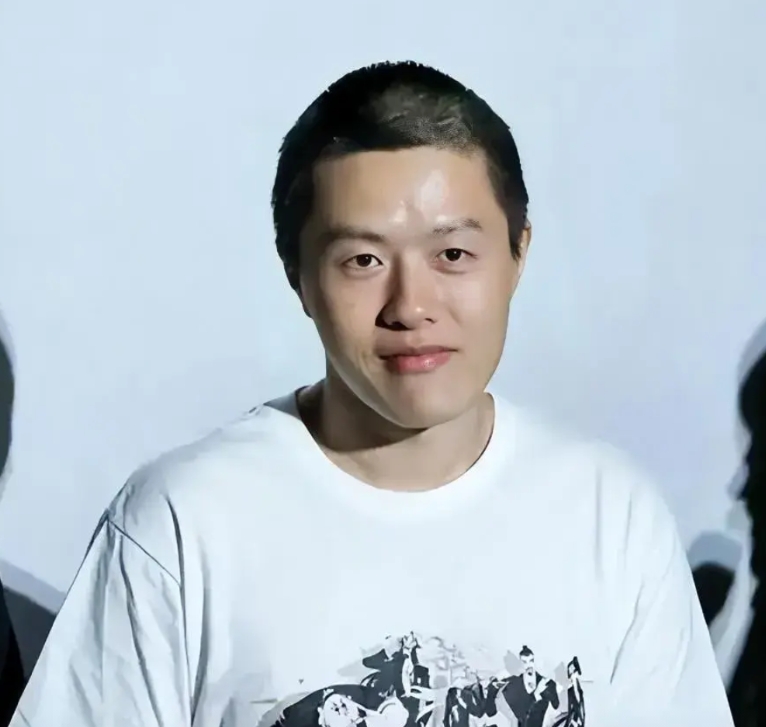 饺子导演从没有讲过他的家庭，除了他的母亲。无非就是以下几种情况:

1.饺子导演