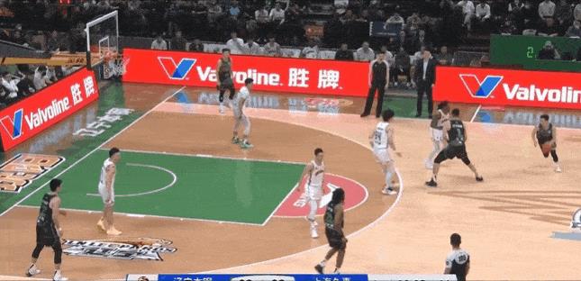 杨鸣的爱将鄢手骐果然是神通广大，防守nba巨星布莱德索，两次造成进攻犯规+一次假