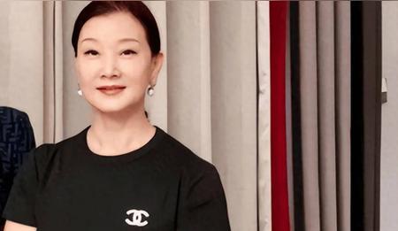 58岁宋祖英惊艳亮相，岁月从不败美人
说起宋祖英，大家肯定不陌生。想当年，那首《