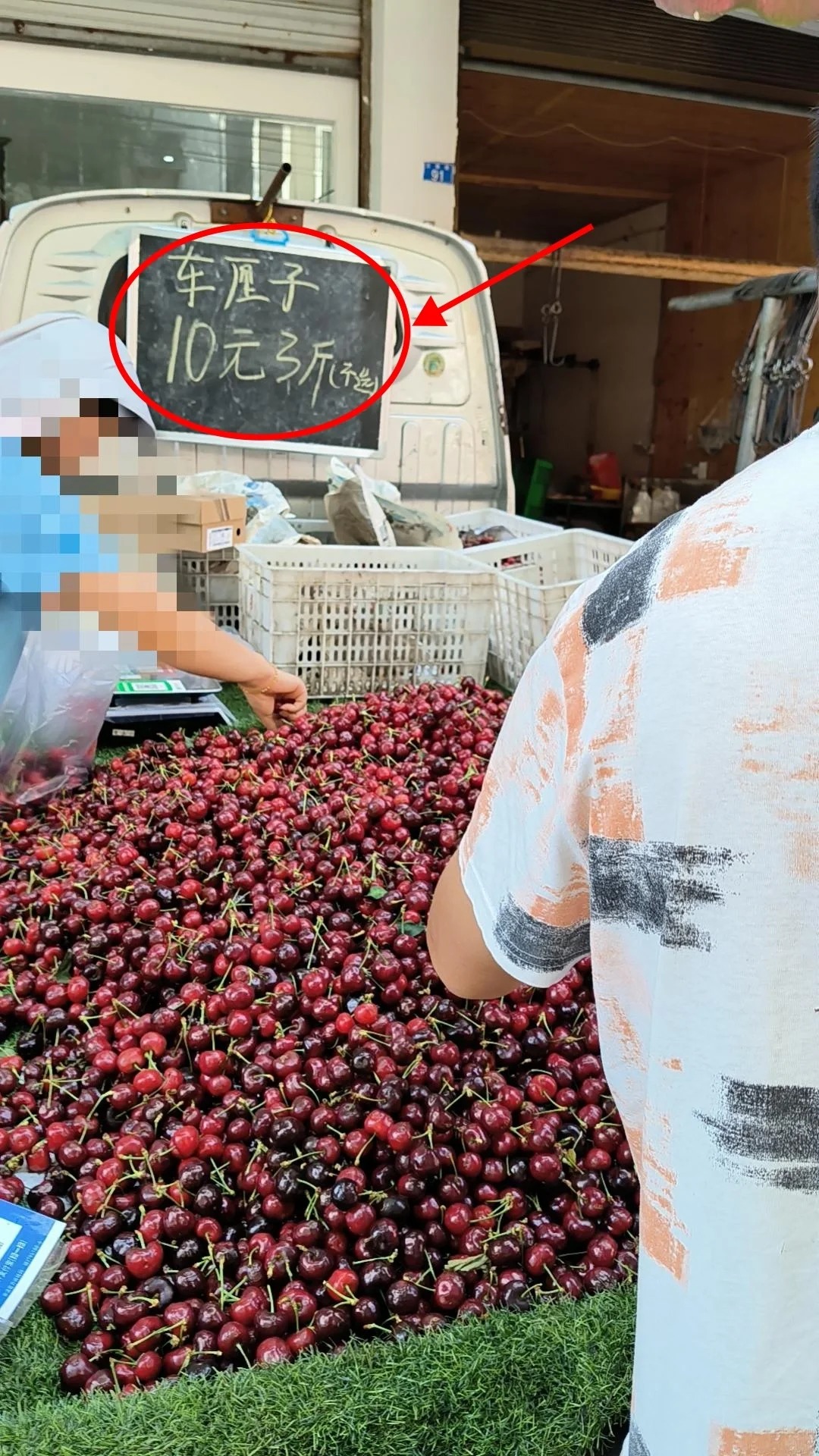 成都的车厘子已经降到10元3斤了
这是朋友昨天赶场遇到的，10元3斤，在成都除了