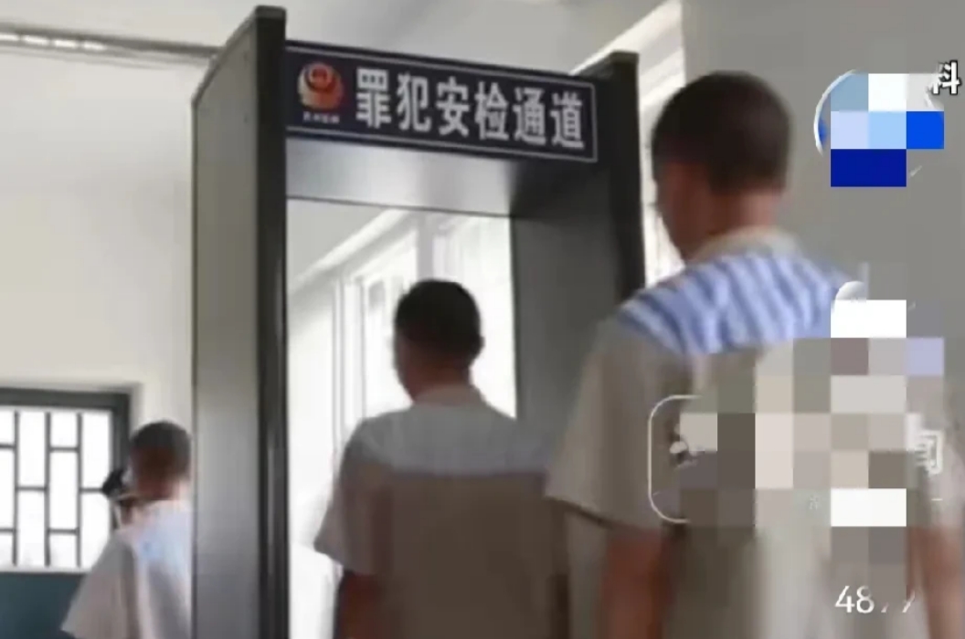辽宁本溪，一男子半夜潜入别人家中偷东西，被主人发现后逃跑。主人手持利刃紧追不舍，