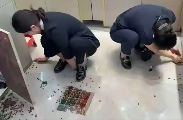 这下服务员估计几年白干了。