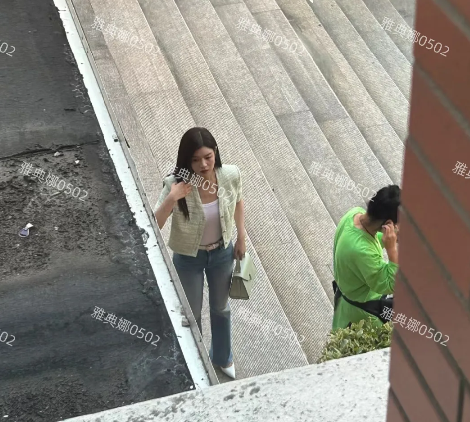 杭州电子科技大学偶遇陈妍希，本人个子不高很苗条，她脸好小，又瘦又白长发飘飘。
气