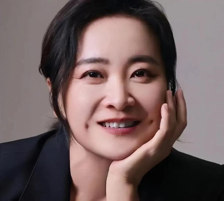 西藏地震后，贾玲不声不响的用母亲李焕英的名义为西藏捐款，如果不是韩红公布了捐款名