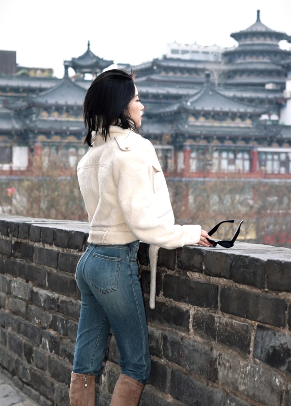 她不做主持人跑去做网红，属于降维打击，反而红的一塌糊涂。如今跑到西安旅游，穿着白