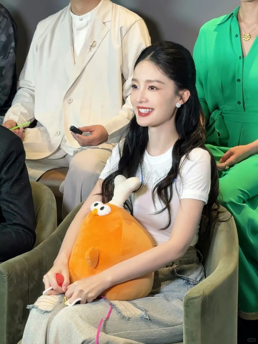 李沁美的勒！
漂亮这个词已经说累了
笑的好甜
好治愈