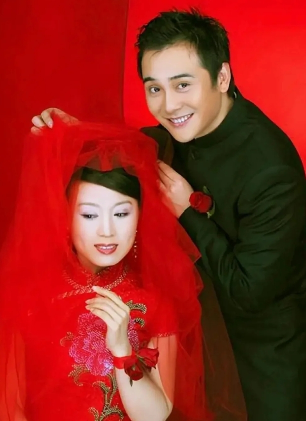 相差15岁的姐弟恋，如今夫妻同框相差很大