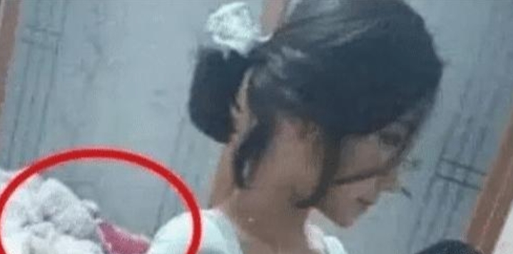 姑娘，以后别起床就自拍，秘密都被大家知道了