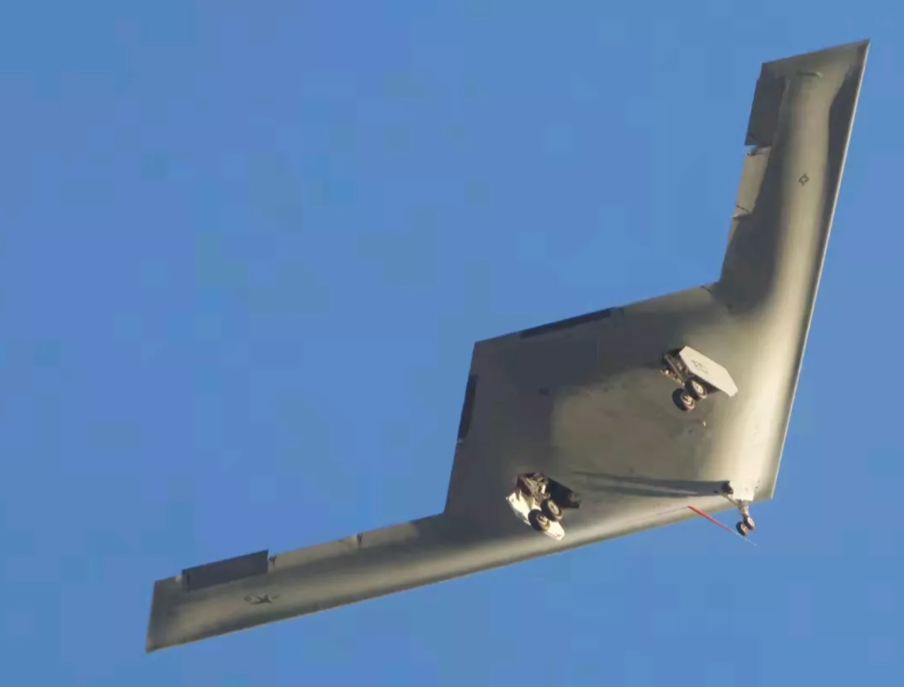 美国的工作效率，真高！

面对中国试飞的六代战机，美国开了一夜的会，最后把下图的