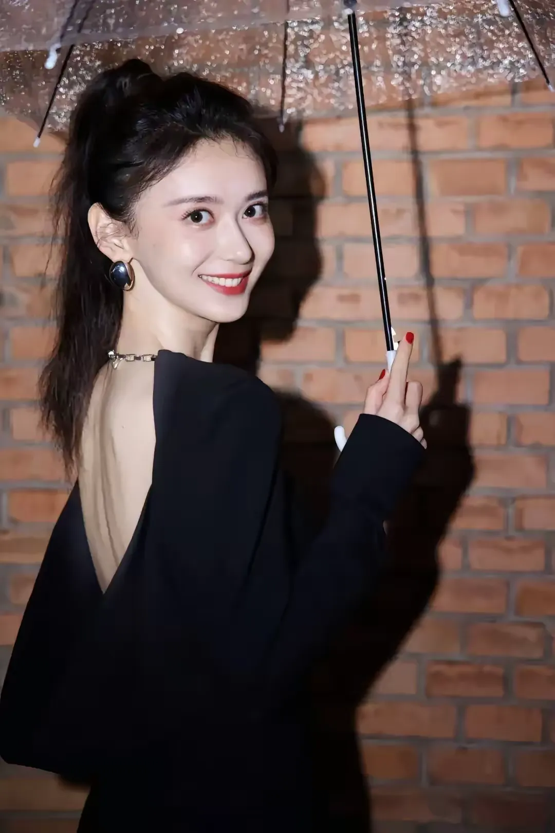 高亚麟出轨事件果然反转了，之前被爆出来的肤白貌美大长腿徐姓女子，郑重发文了，挑重