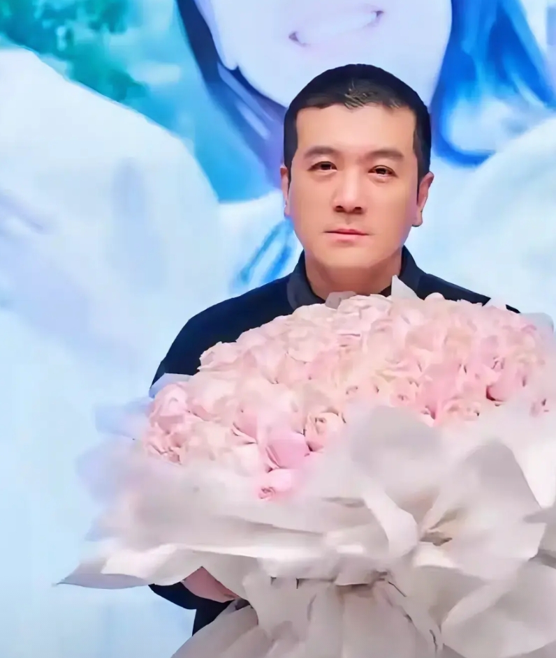 离婚2天后，杨子手捧玫瑰，拿11.19g钻戒，当众表白黄圣依，我发现4个有意思的