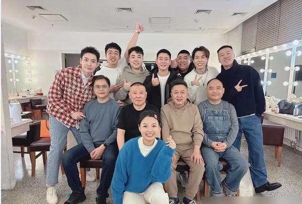 赵芸一在德云男团的地位，就像当初上大学时土木专业来的师妹一样，得宠！

合照排位