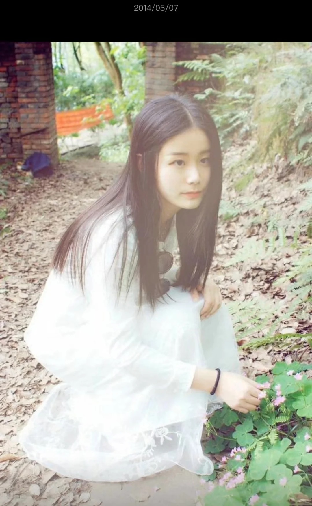 为了给娃交作业翻到十年前的自己
幼儿园三八活动需要一张妈妈年轻时候的照片
大半夜