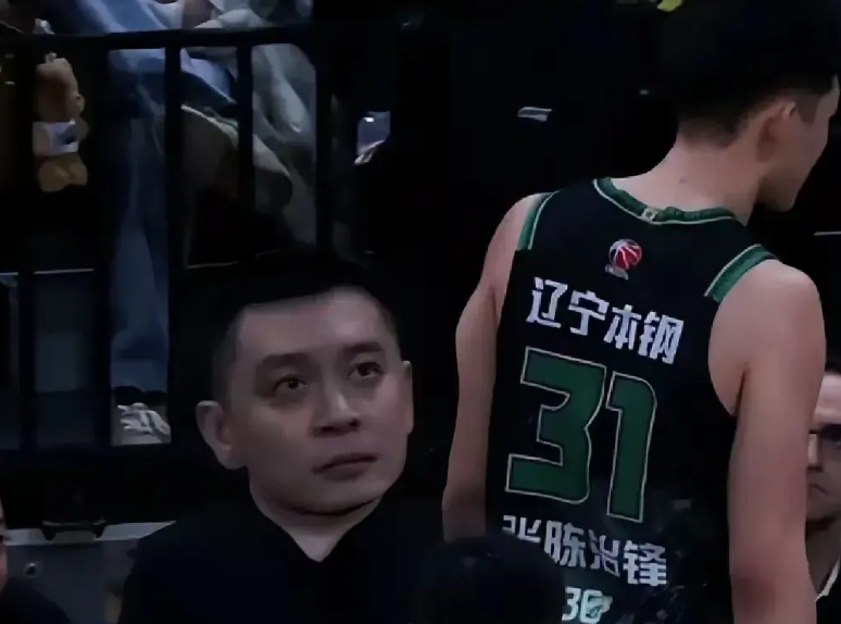 东北辽宁球迷说，辽宁男篮喜欢用本地球员，广东男篮通常喜欢用外地人。几百万东北人背