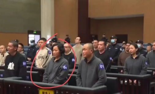 明菊兰开庭会面如死灰，基本无生的可能。

首先明菊兰是明学昌的女儿，明珍珍的姑姑