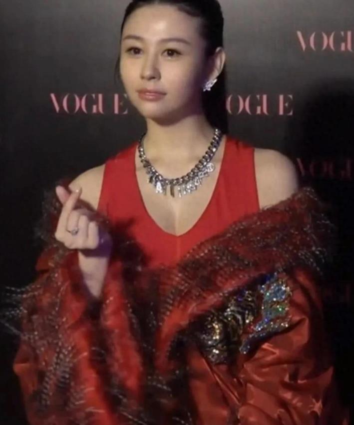 最美星二代沈月最新活动美照，和邱淑贞美貌比还是差了点儿。
 
邱淑贞即使是在八九