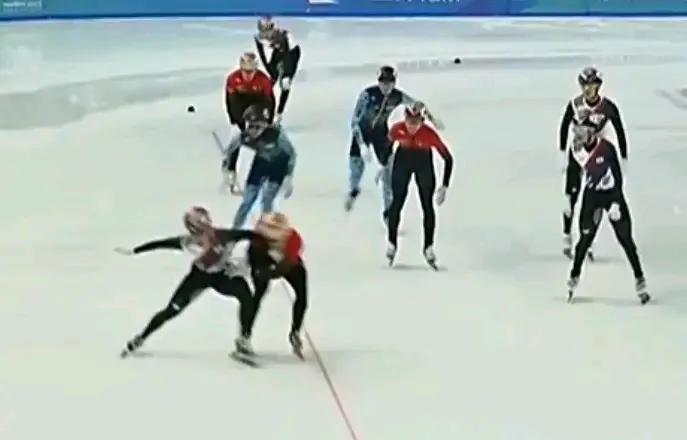 真给我气炸了！短道速滑5000米接力赛，韩国队干的那叫什么事！我们中国队一路滑得