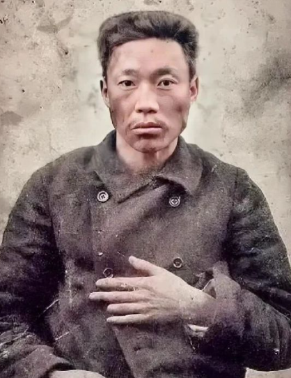1909年10月26日上午9时30分，朝鲜义士安重根在中国哈尔滨火车站，三枪击毙