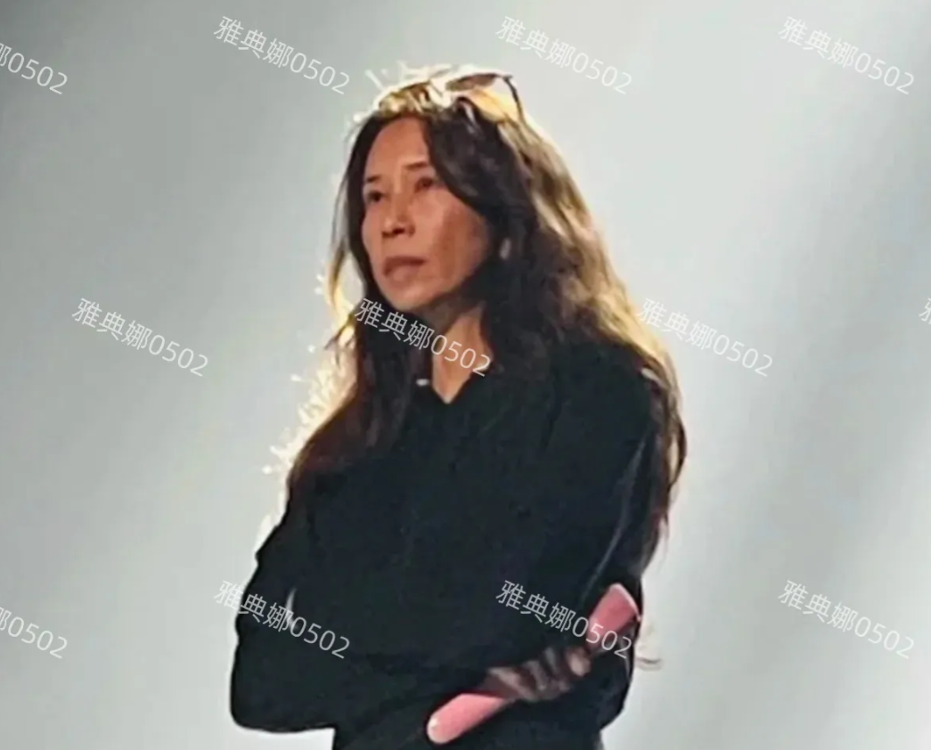 54岁的莫文蔚和58岁的林忆莲，在舞台上看着光鲜亮丽十分年轻风采不减当年，其实素
