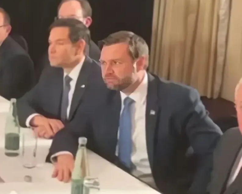 这样的美国，哪个小弟不怕？真正的声色俱厉，颐指气使。可惜美国每过几年换一茬，政策