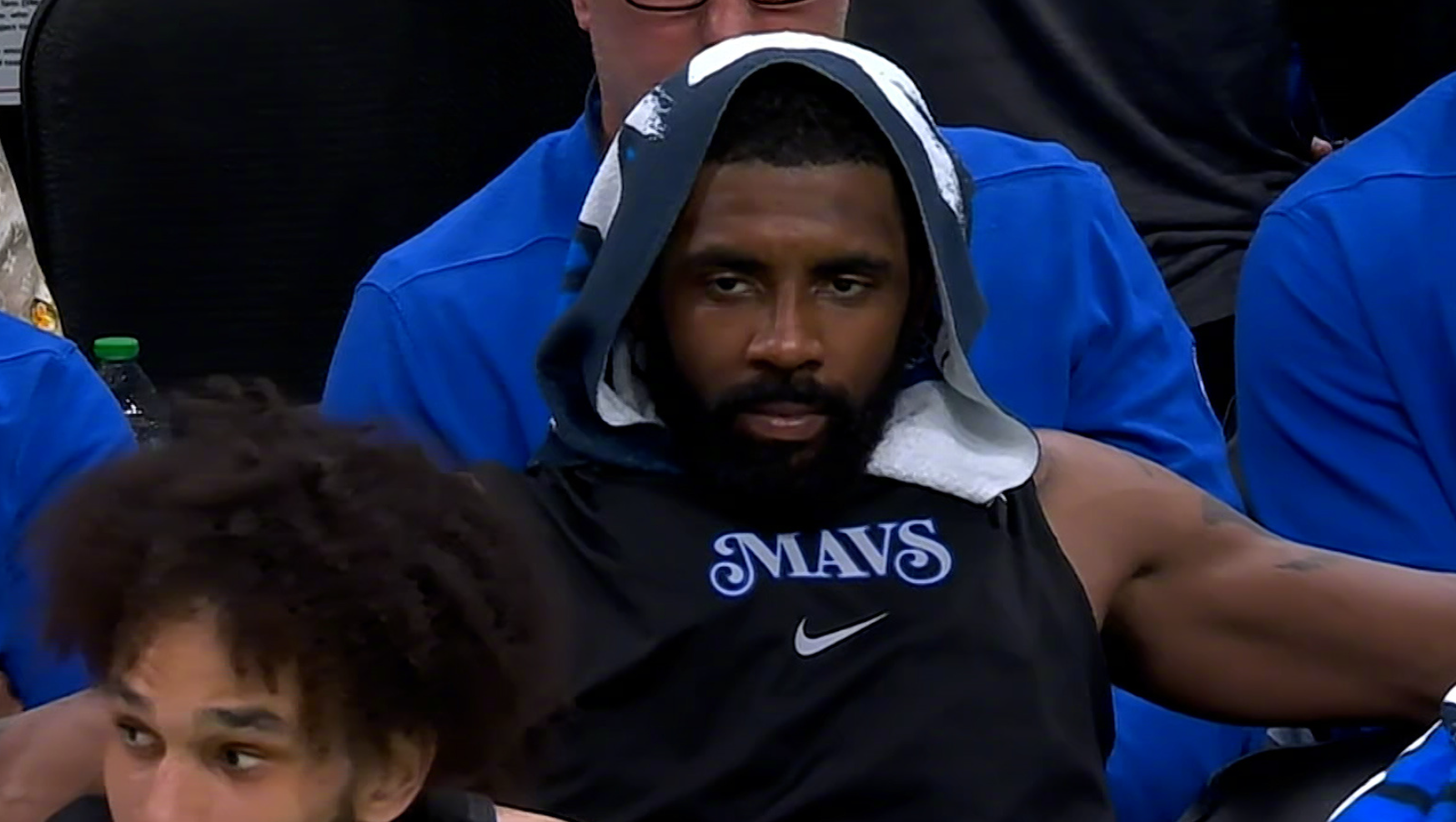 冲上热搜！欧文总决赛惨败，愣神脸色铁青，被绿军球迷嘲讽
NBA总决赛拉开大幕，G