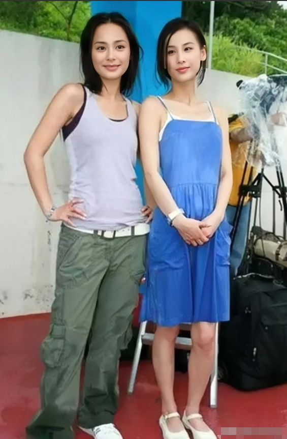 黄圣依1983年出生，身高165厘米。
钟欣潼1981年出生，身高160厘米。