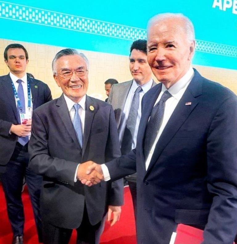 民进党当局出席APEC的代表林信义故意找拜登说话蹭热度，装腔作势地邀请拜登访台，