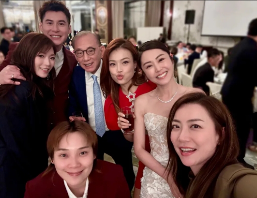 英皇嫁女，英皇人出晒黎窝，仲有方中信同Bobby！依然咁有型!
不是去人家婚礼，