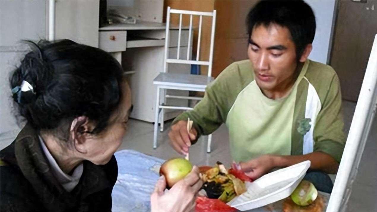 当初那个睡猪圈，背娘上大学的男孩，现状如何？
