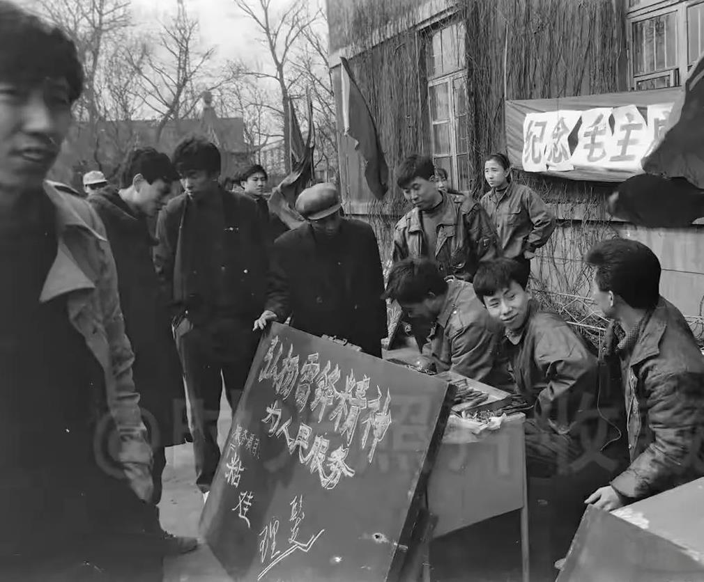 1993年3月5号 （条幅印三十周年），学雷锋，做好事活动。免费为市民粘鞋，理发
