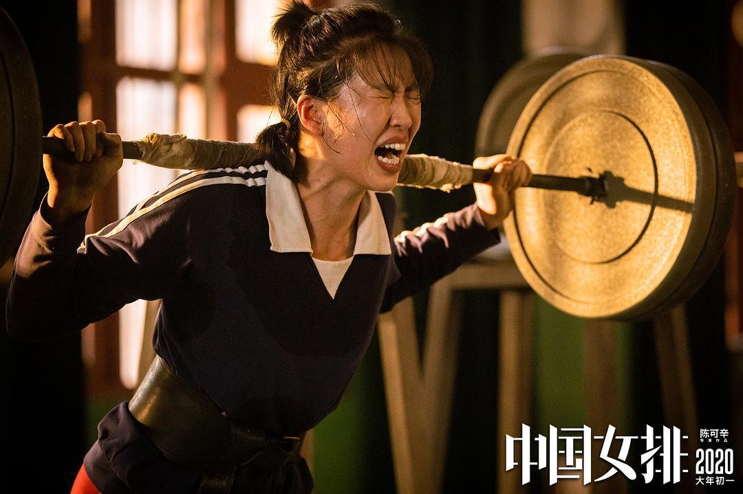 2019年，陈可辛准备拍电影《夺冠》，一开始邀请巩俐出演郎平，竟遭拒绝；年轻的郎