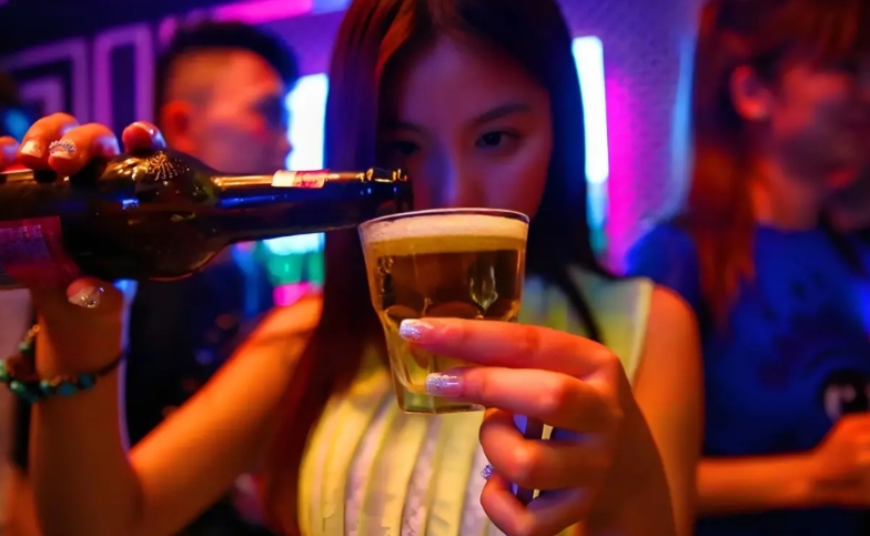 上海，一河南女子醉酒情绪低落，求男友抱抱睡，男友说：快睡吧，别B B了！两人发生