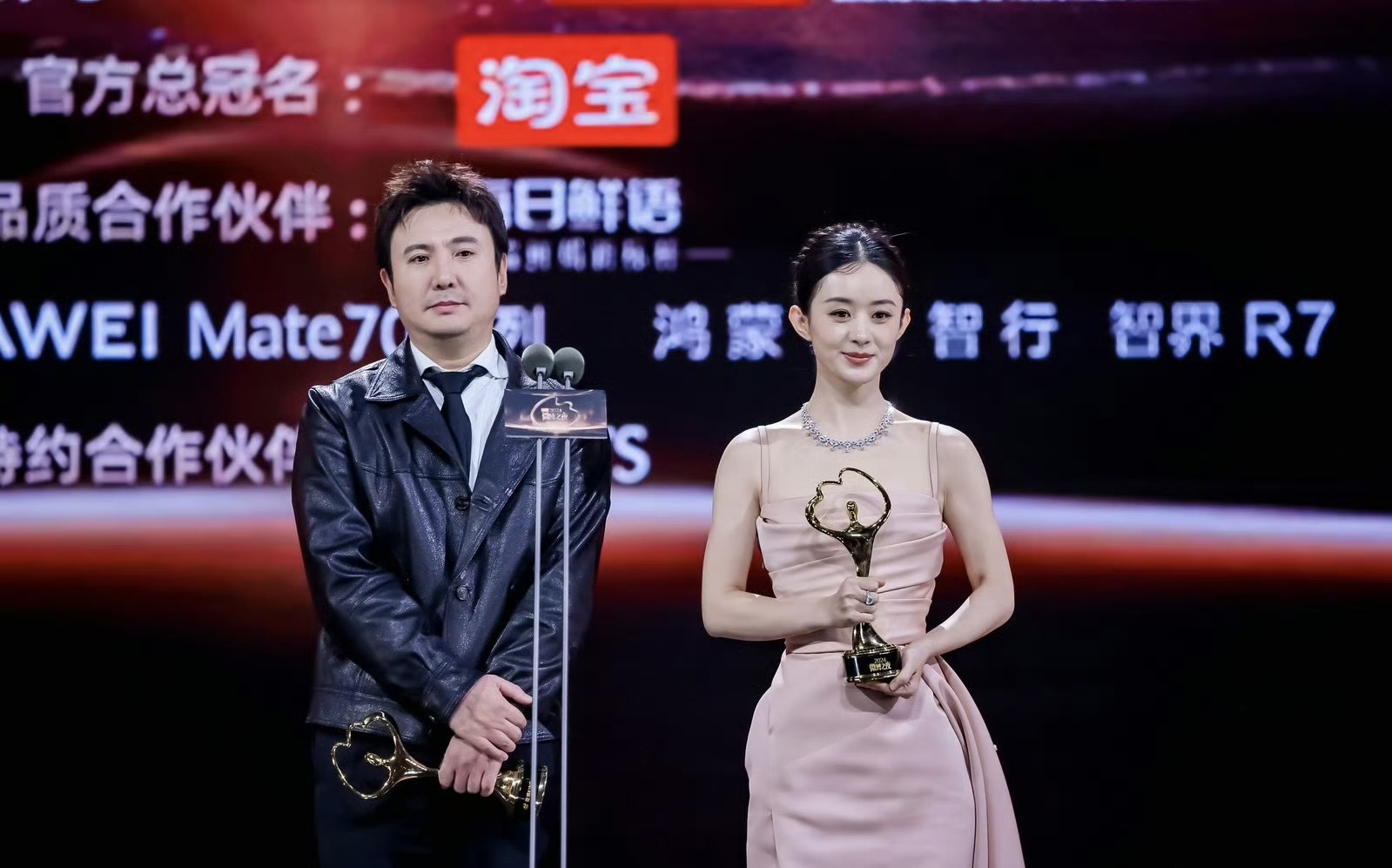 沈腾看不上微博这个最大的奖。沈腾获得微博KING，赵丽颖获得微博QUEEN，这是