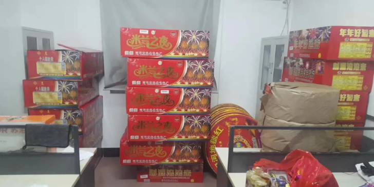 天津，男子一口气买了15箱烟花、8箱鞭炮，放在办公室里，准备过年的时候和家人一起