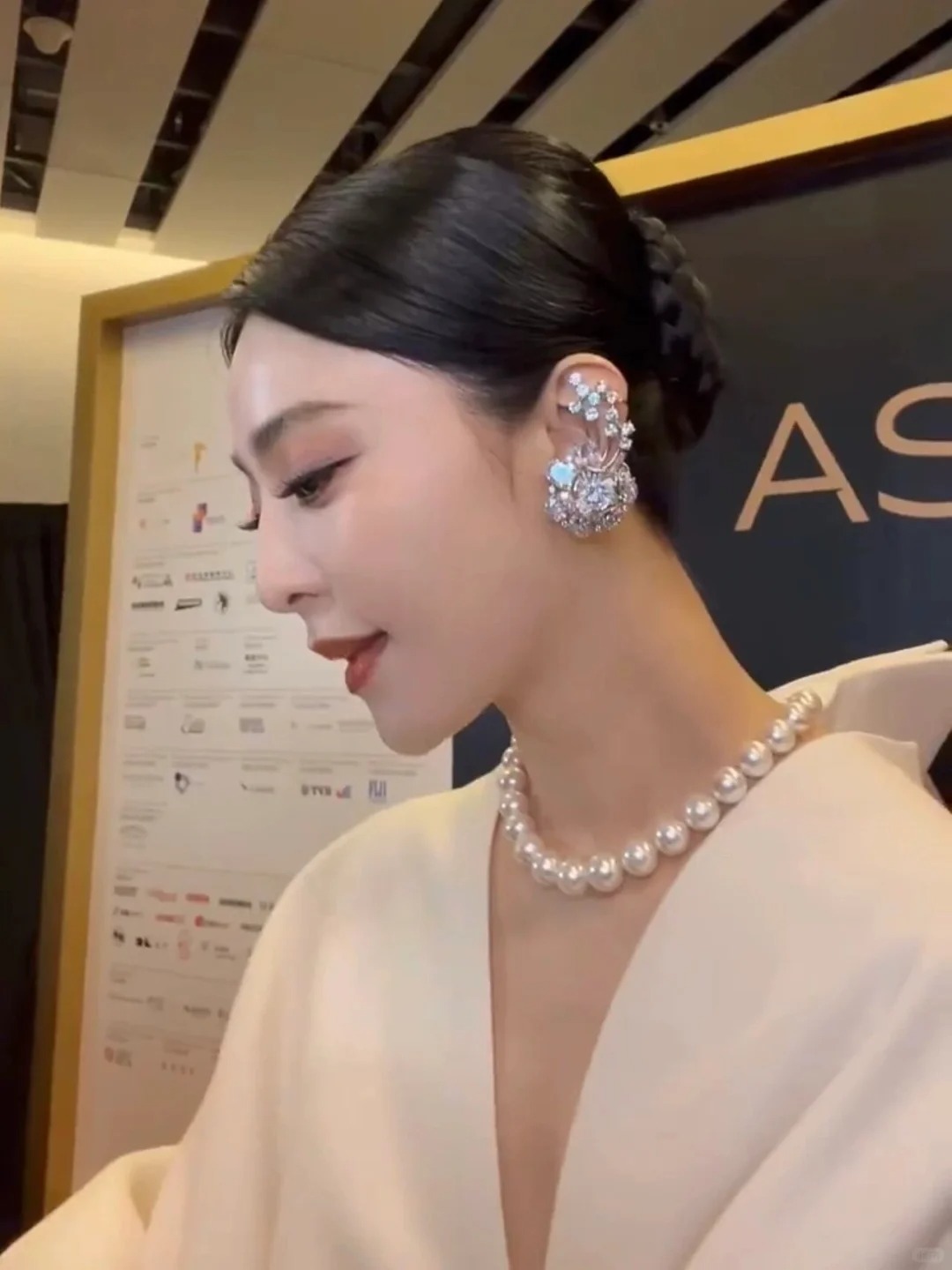 这澳白是长她身上了么？
太美了吧！