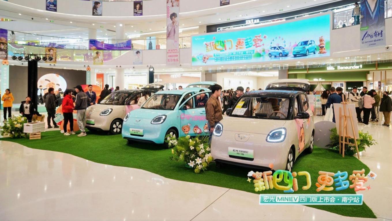 【五菱宏光MINIEV四门版南宁上市】“新四门·更多爱” 开启家庭出行2.0时代
