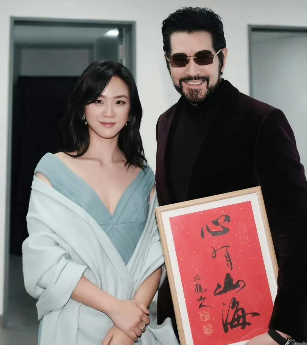 费翔抽中了汤唯父亲的墨宝，原来老爷子汤余铭这么厉害!
1、著名画家、书法家，画名