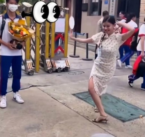 多尴尬呀！高考结束妈妈穿旗袍给儿子送花后，竟然在校门口翩翩起舞。

见下图：男孩
