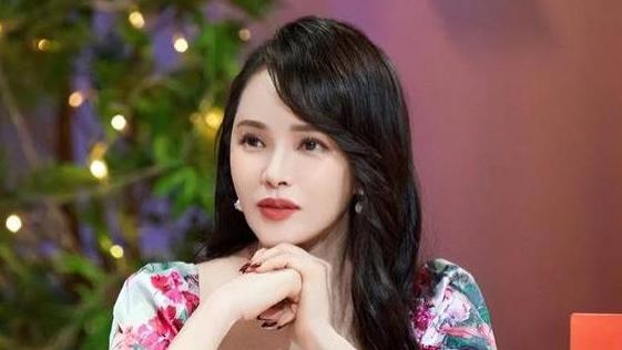她事业巅峰期与天王前夫离婚，二婚嫁小10岁的粉丝秦昊，后来怎样