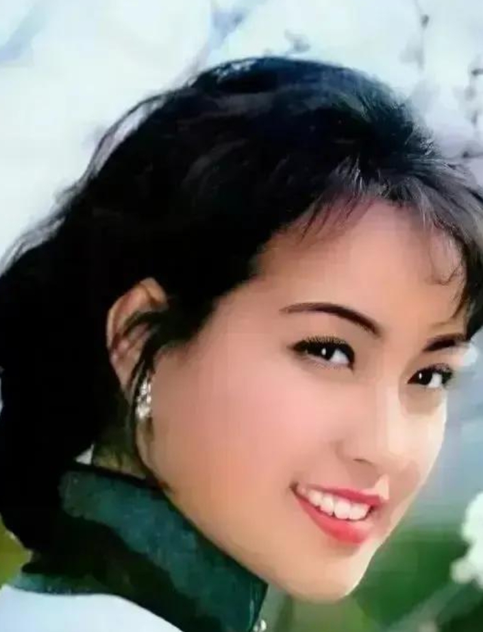 在灯光闪耀的红毯上，两位资深女演员的亮相再次引起了热议：刘晓庆和王馥荔。一位是被