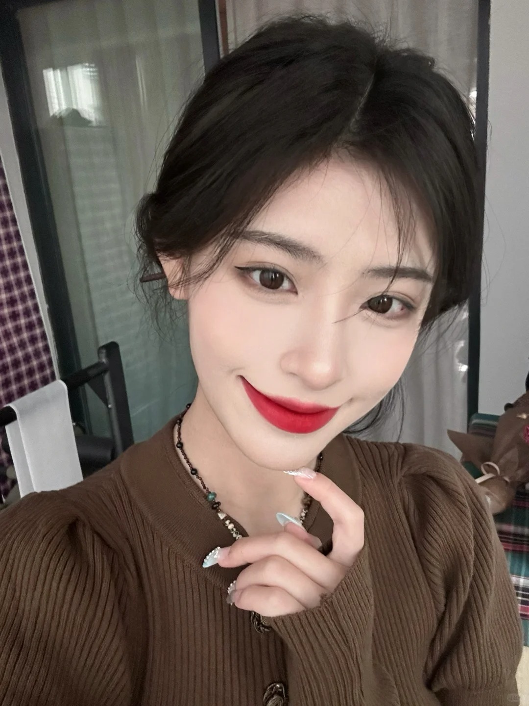 偶尔会把头发梳起来*
盘发真是 显脸小啊！！！